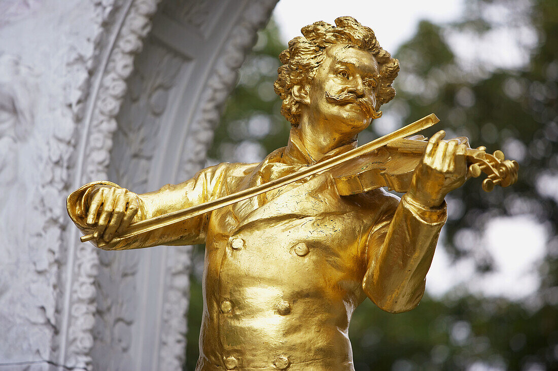 Vergoldetes Bronzedenkmal von Johann Strauss II. im Stadtpark, Wien. Österreich