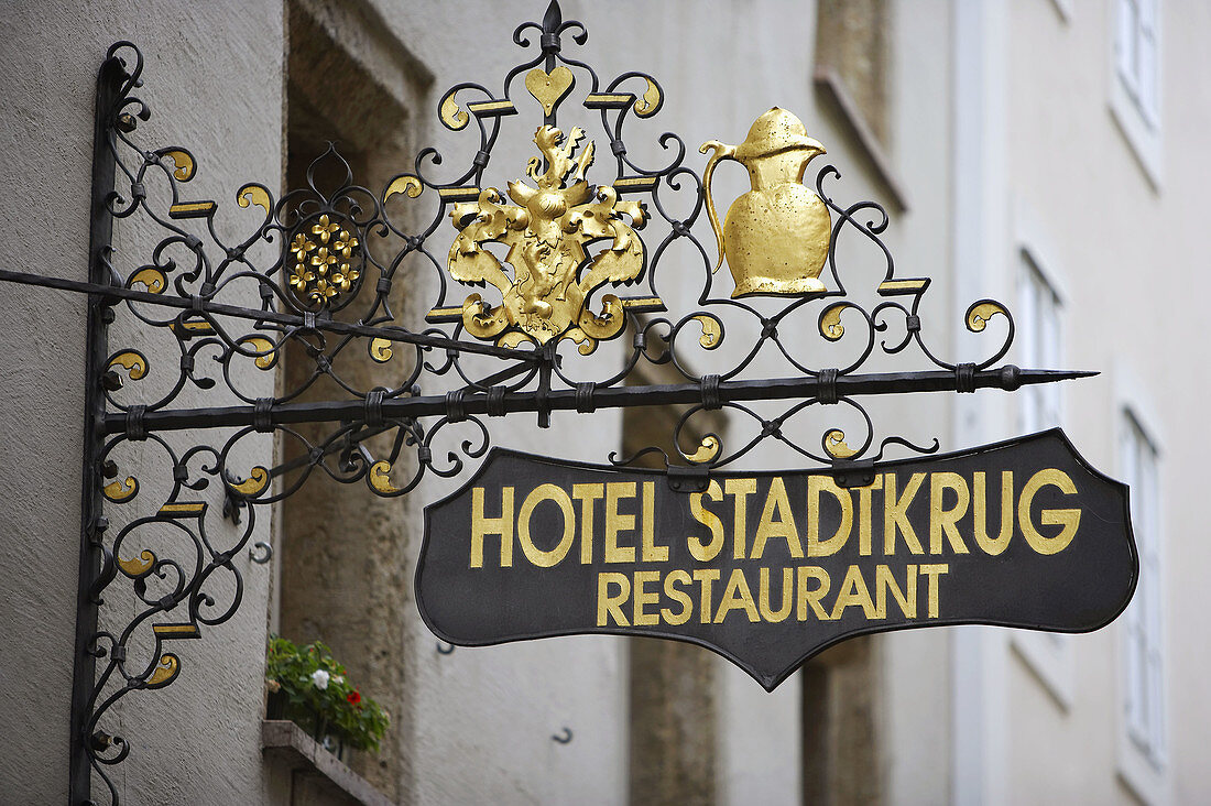 Geschmiedetes Schild in der Getreidegasse, Salzburg. Österreich