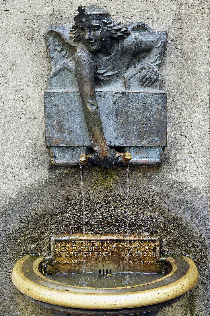 Springbrunnen, Goldenes Dachl, Altstadt, Innsbruck. Tirol, Österreich