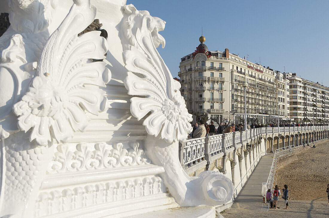 Strand und Promenade von La Concha, Hotel Londres, San Sebastian, Gipuzkoa, Euskadi. Spanien.