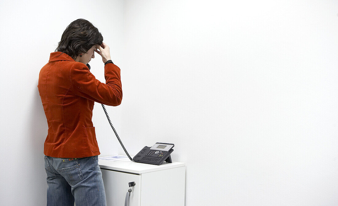 Büro, Frau am Telefon