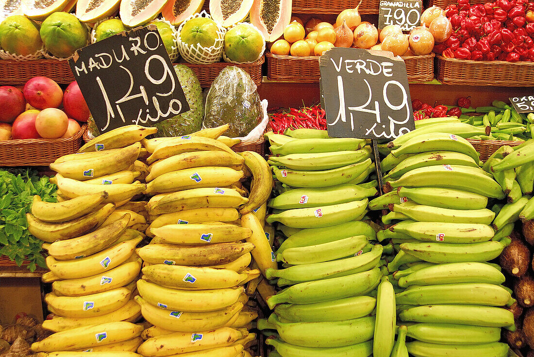 Plátanos verdes y maduros. Mercado de la Boquería. Barcelona.