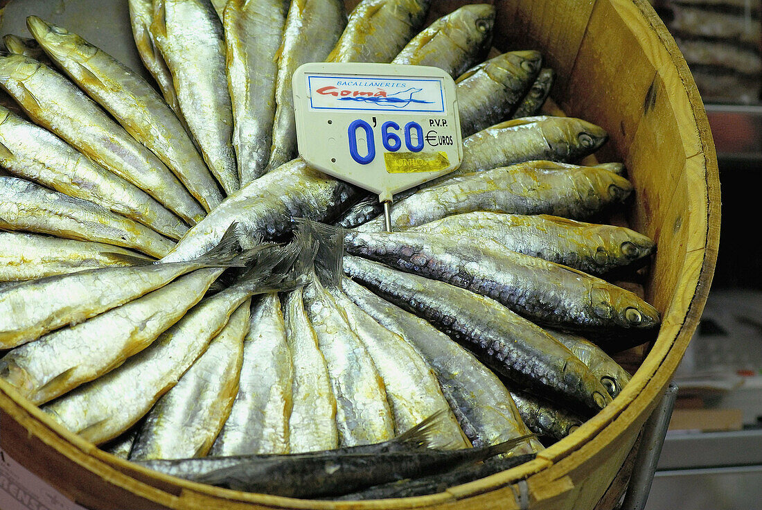 Fish aligned in circle at public fish market stall, herrings. Boquería market. Barcelona. Spain.