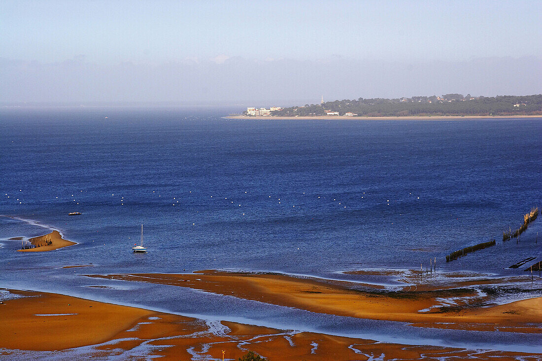 Blick vom Leuchtturm in Cap Ferret auf das Bassin dArcachon und Arcachon, Dept. Gironde, Frankreich