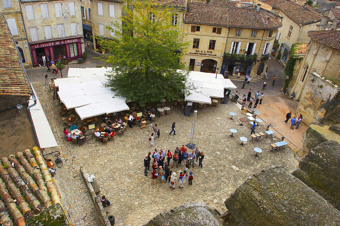 Leben in St. Emilion an der Place de L'Église Monolithe, Dept. Gironde, Frankreich, Europa