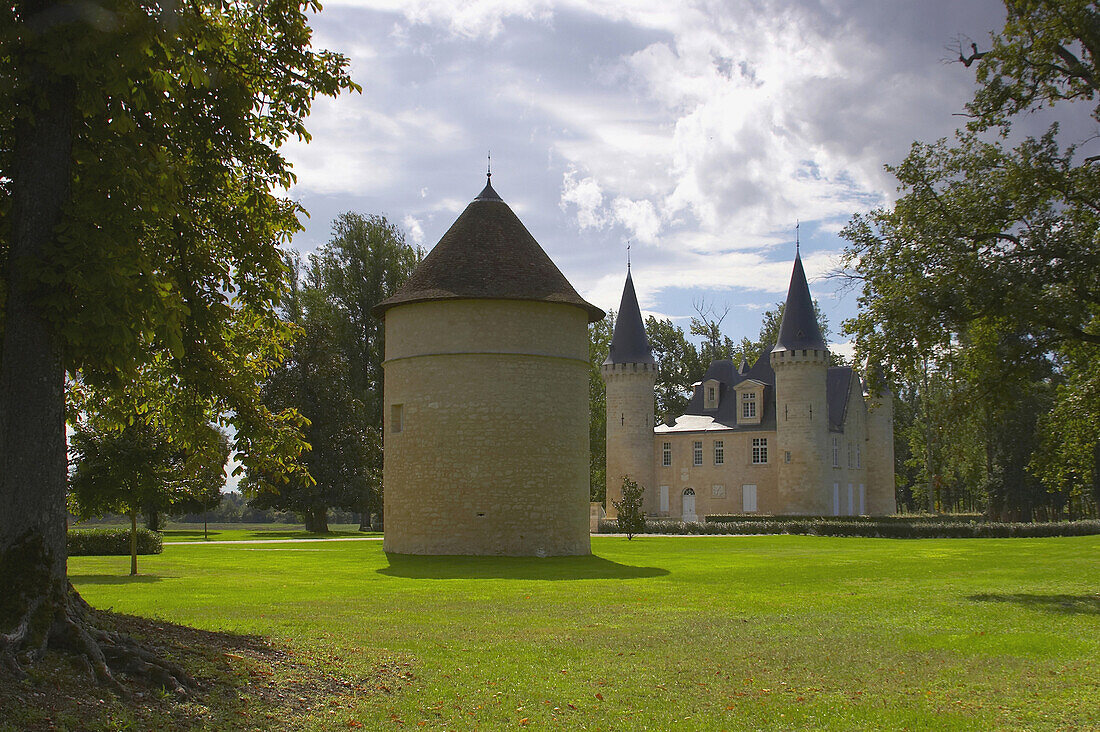 Wines of Bordeaux: Chateau d'Agassac, Médoc, Ludon-Médoc, dept Gironde, France, Europe