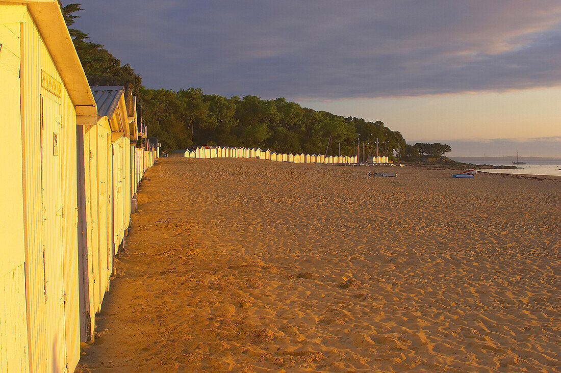 Sonnenaufgang am Plage des Souzeaux mit Strandhäuschen, Ile de Noirmoutier, Dept. Loire-Atlantique, Frankreich, Europa
