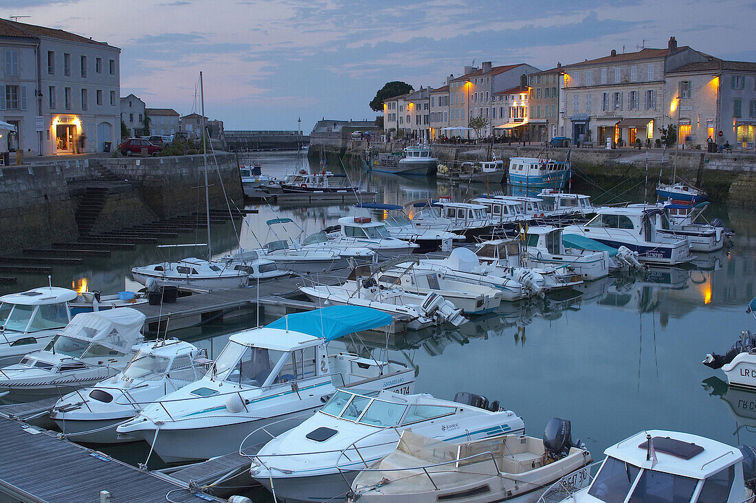Abendstimmung am Hafen von St. Martin-de-Ré auf der Ile de Ré, Dept. Charente-Vendée, Frankreich, Europa