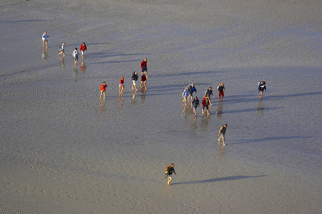 Wattwanderer bei Ebbe am Mont St-Michel, Baie du Mont St-Michel, Normandie, Dept. Manche, Frankreich, Europa