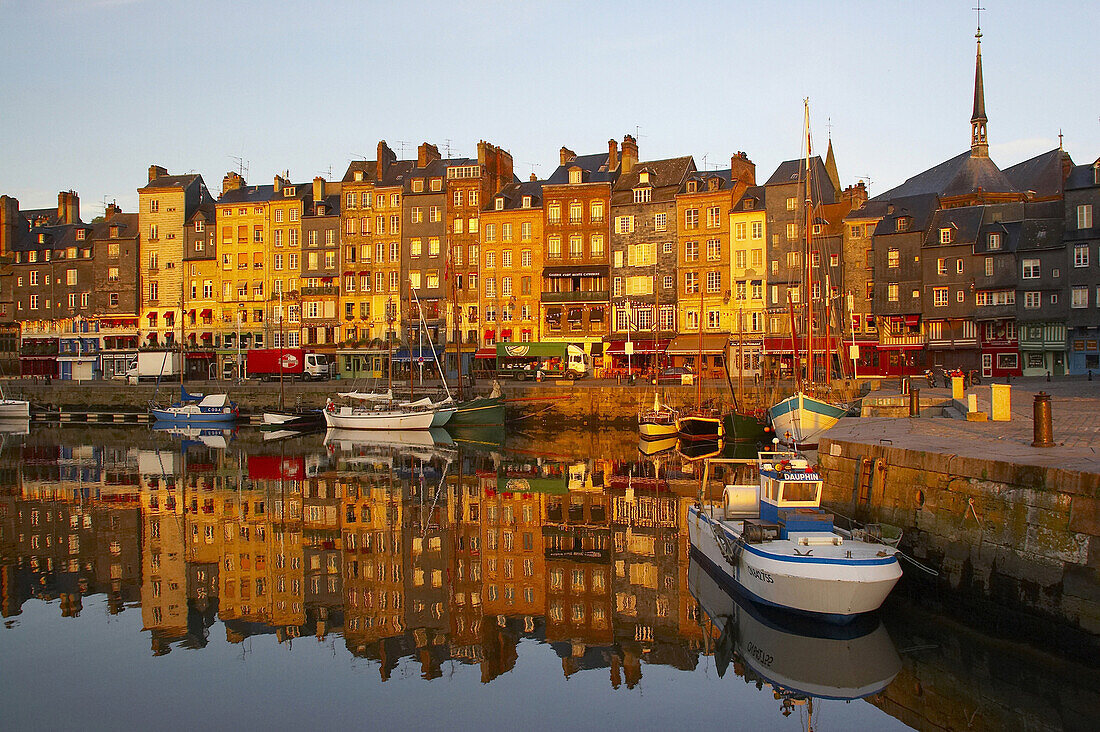 Sonnenaufgang am Hafen von Honfleur, Dept. Calvados, Normandie, Frankreich, Europa