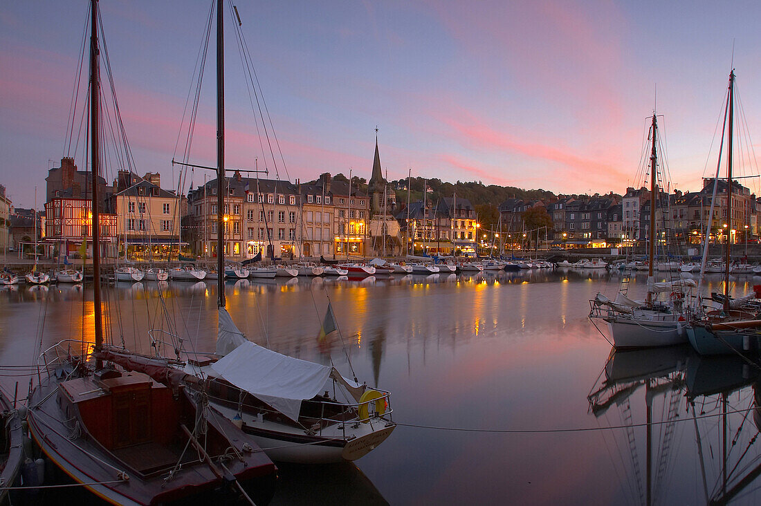 Abendstimmung am Hafen von Honfleur, Dept. Calvados, Normandie, Frankreich, Europa