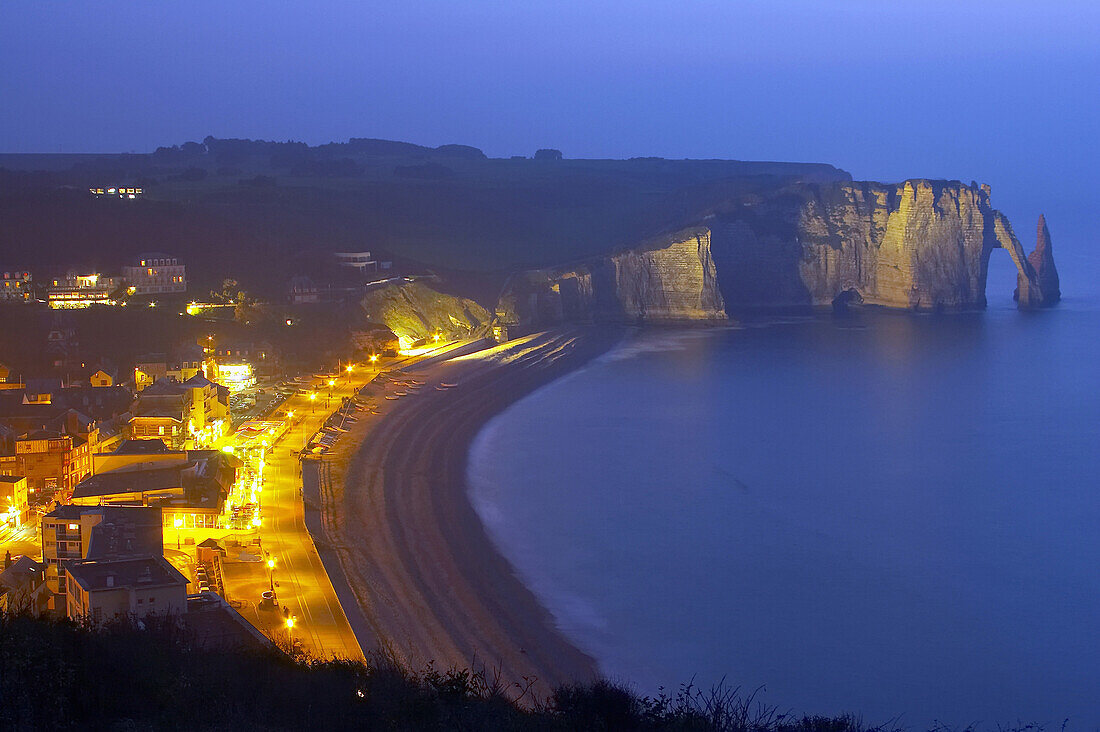 Blick auf Bucht und Kreidefelsen von Etretat am Abend, Dept. Seine-Maritime, Normandie, Frankreich, Europa