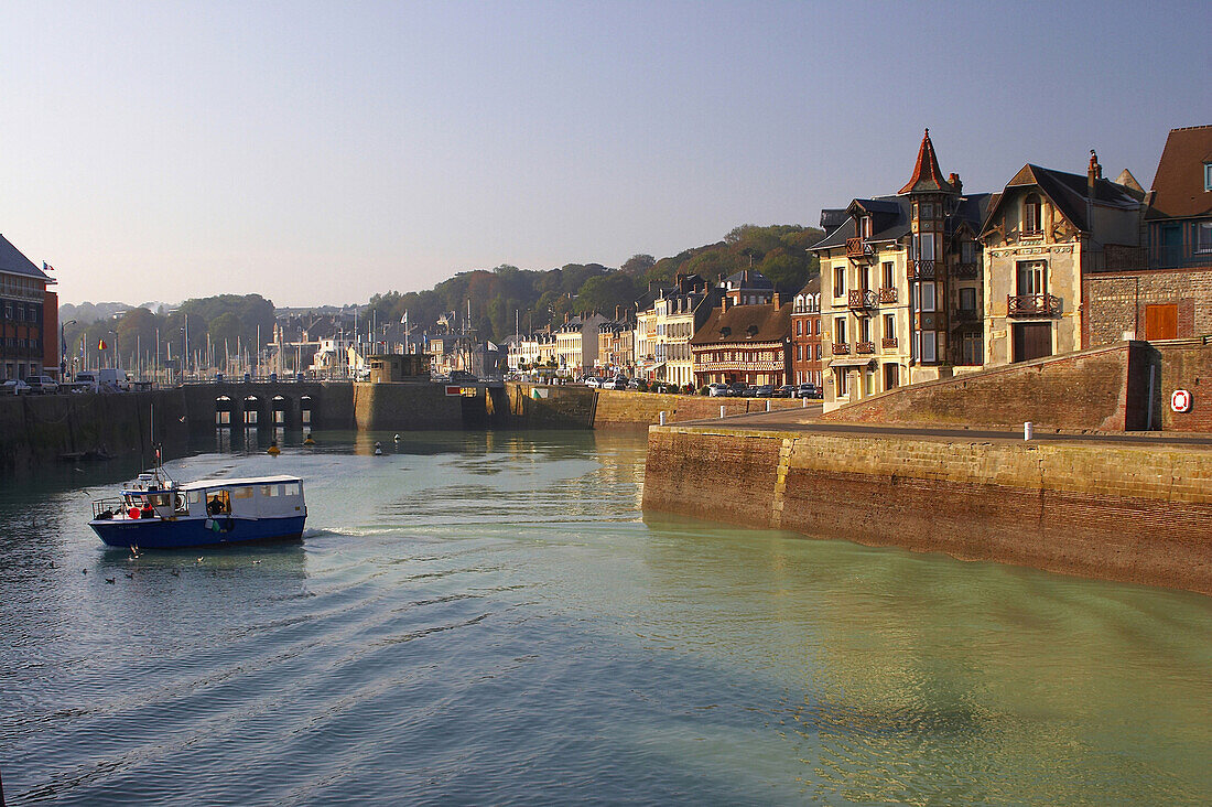 Hafenviertel mit dem Maison Henri IX in St. Valéry-en-Caux, Dept. Seine-Maritime, Normandie, Frankreich, Europa