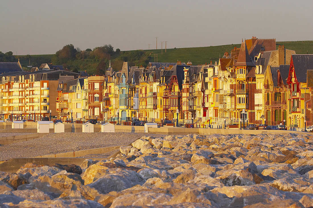 Vor Sonnenuntergang an der Strandpromenade von Mers-les-Bains, Dept. Somme, Picardie-Nord, Ärmelkanal, Frankreich, Europa