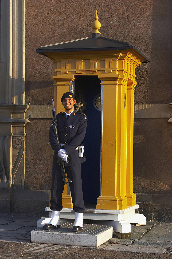 Wache vor dem Königlichen Palast in der Altstadt Gamla Stan von Stockholm, Schweden