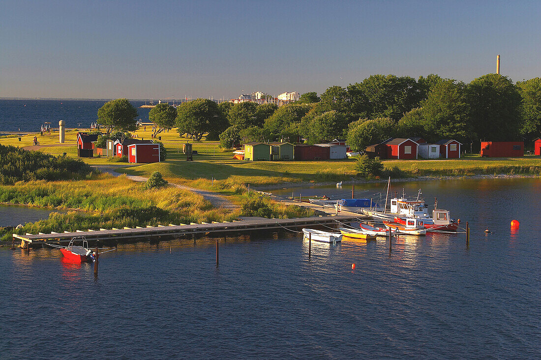 Strand und Freizeithafen in der Nähe der Öresundbrücke, in näherer Umgebung von Malmö, Skane, Südschweden