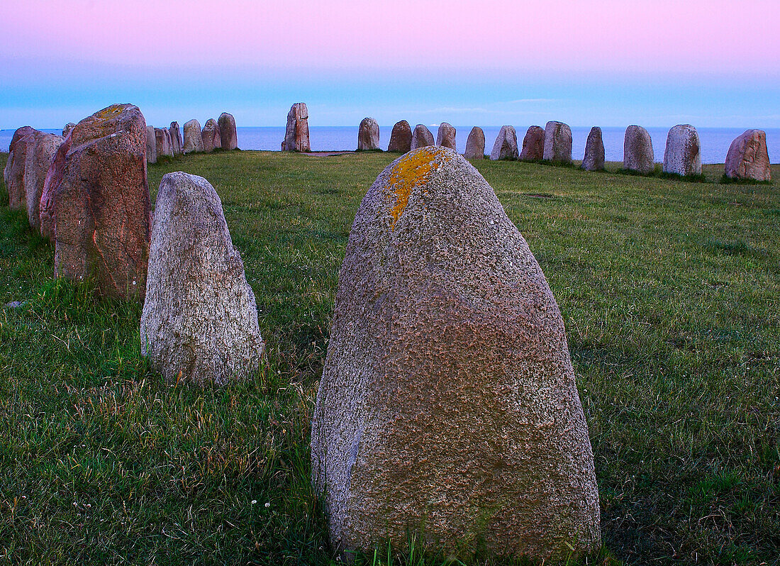 Ales stenar größte Steinsetzung Skandinaviens in Schiffsform bei Kaseberga nach Sonnenuntergang, Skane, Schweden
