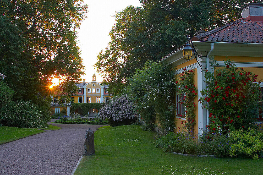 Sonnenuntergang bei Schloß Hällekis am Vänern in Västergötland, Südschweden
