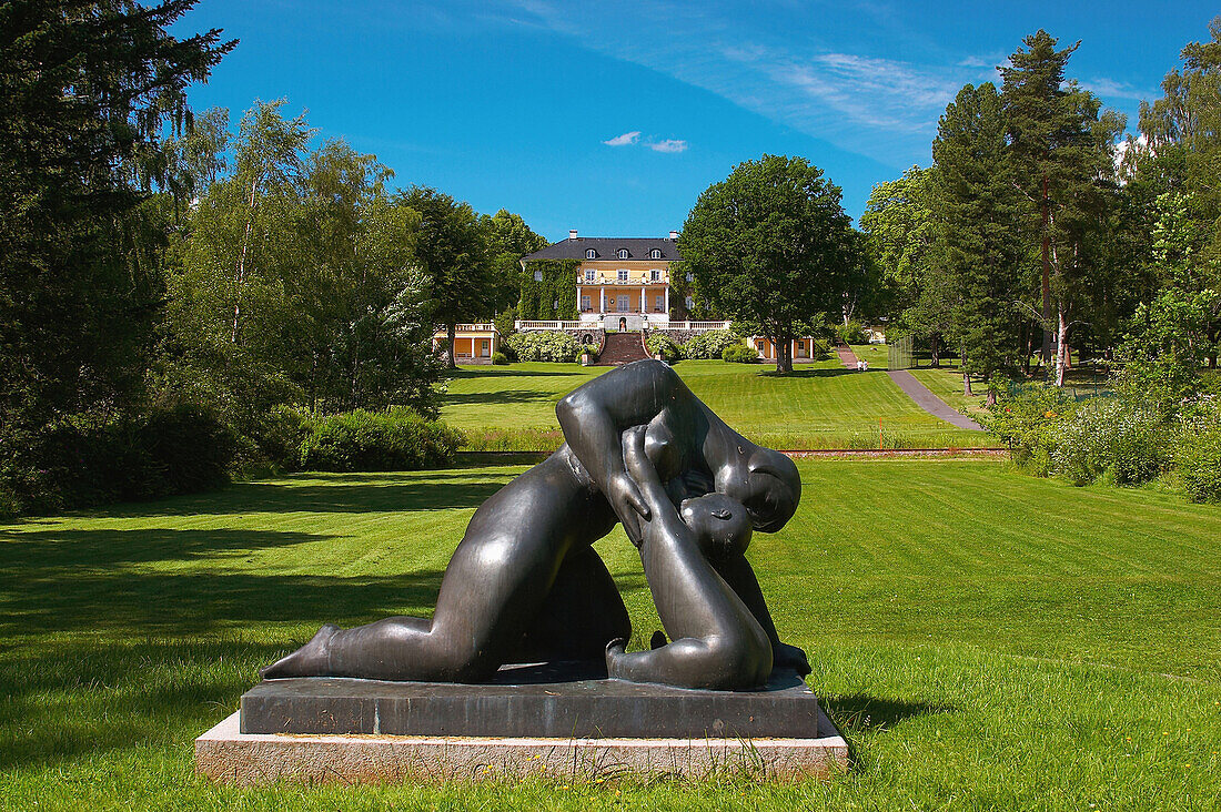 Skulptur Mutter mit Kind im Rottneros Park, Rottneros, Värmland, Schweden