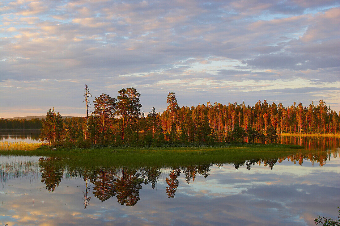 See bei Flötningen in Dalarna im ersten Morgenlicht, Mittelschweden