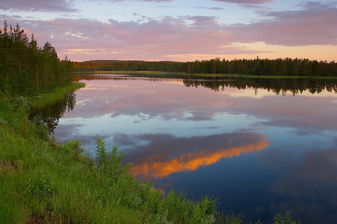 See bei Flötningen in Dalarna im ersten Morgenlicht, Mittelschweden
