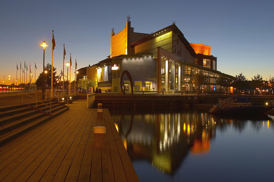 Blick auf Göteborgs Operan Oper am Hafen Lilla Bommens Hamn im Abendlicht, Göteborg, Schweden