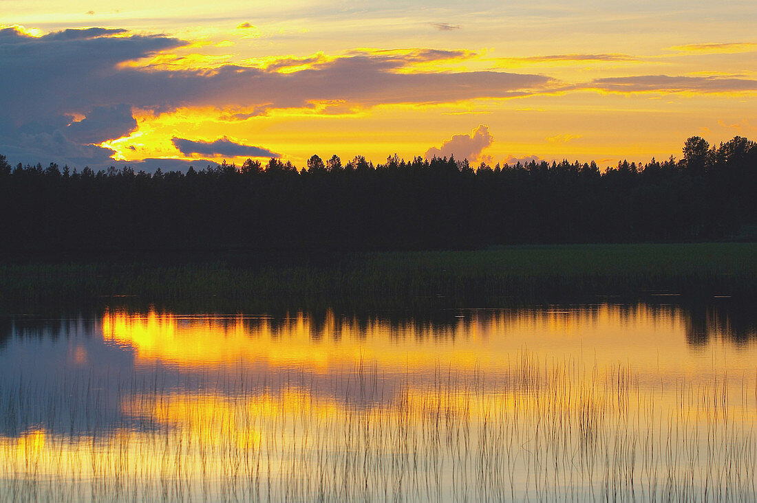Abendstimmung an einem See bei Arjeplog, Lappland, Nordschweden