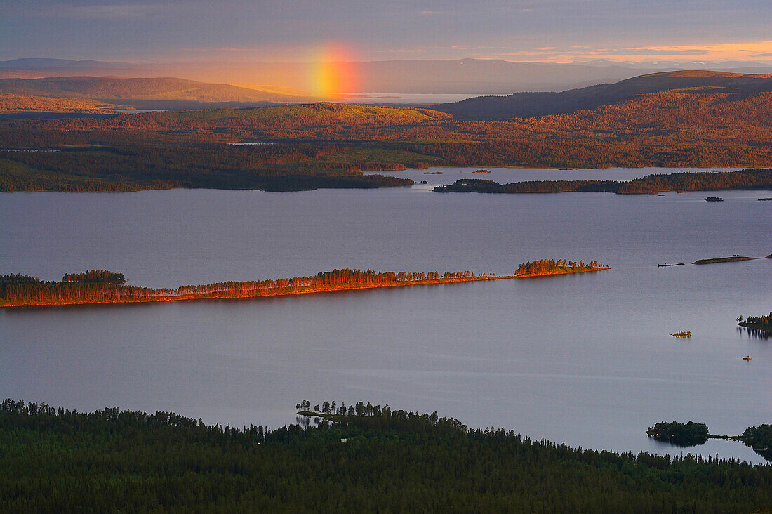 Blick nach Sonnenaufgang vom Galtispuoda, Seenlandschaft, Lappland, Nordschweden