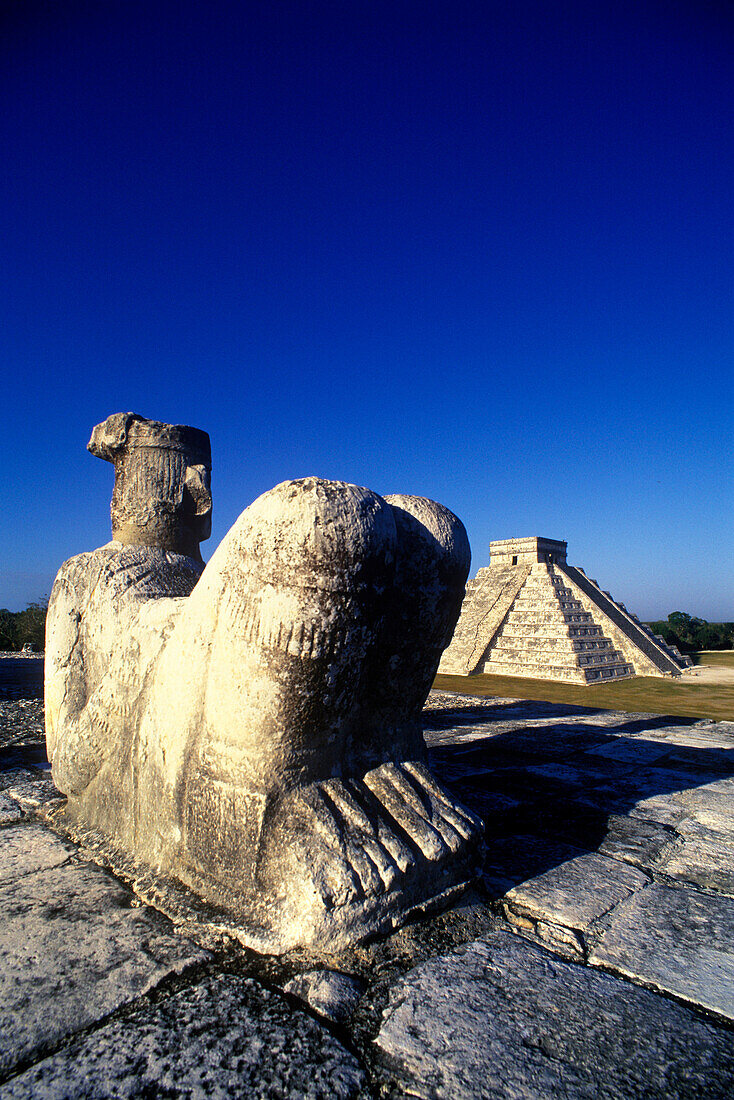 Chac mool altar & el castillo (kukulkan) pyramid, Chichen itza ruins, Yucatan, Mexico.