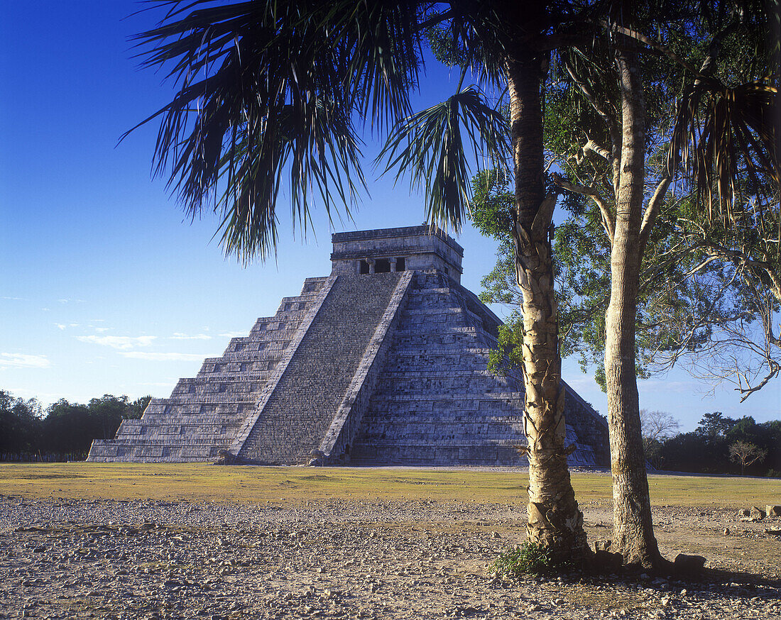 El castillo (kukulkan) pyramid, Chichen itza ruins, Yucatan, Mexico.