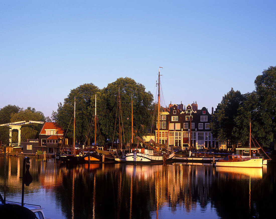 Canal barges, zand hoek, Wester dok, Amsterdam, holland.