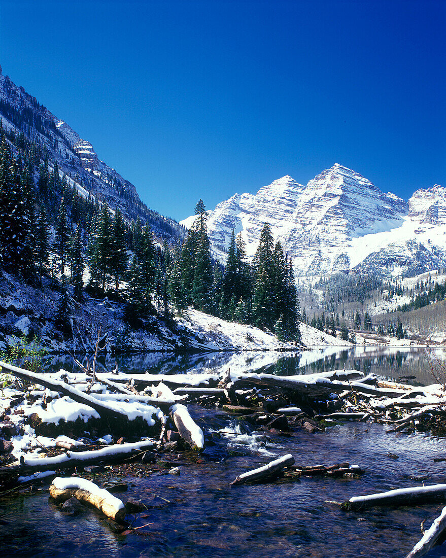 Winter snow scenic, Maroon bells mountains & lake, Aspen, Colorado, USA.