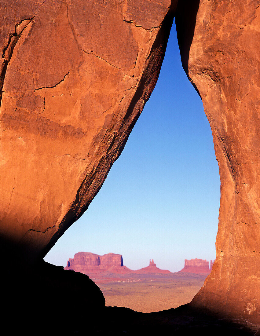 Scenic keyhole arch, Monument valley navajo tribal park, utah / arizona, USA.