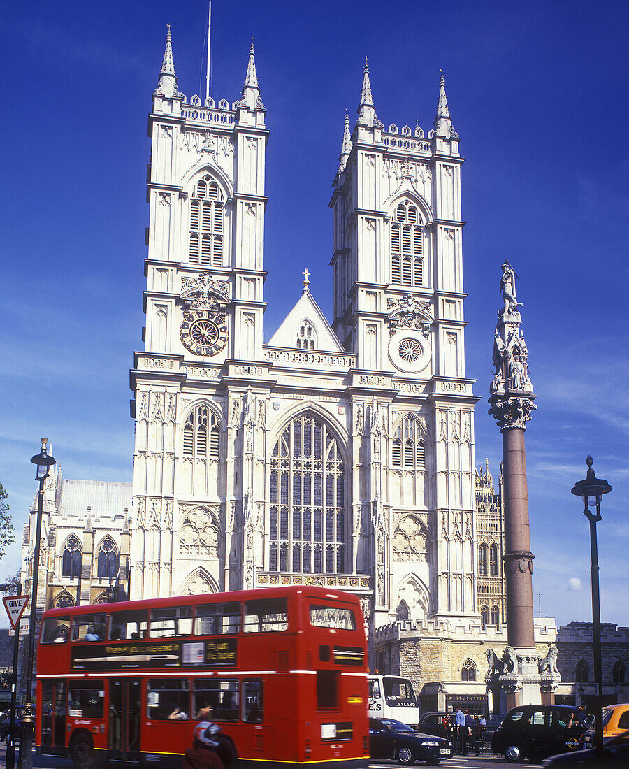 Red london bus, Westminister abbey, London, England, U.K.