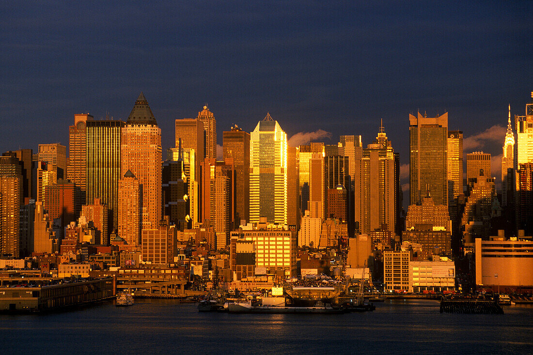 Mid-town skyline, Manhattan, New York, USA.