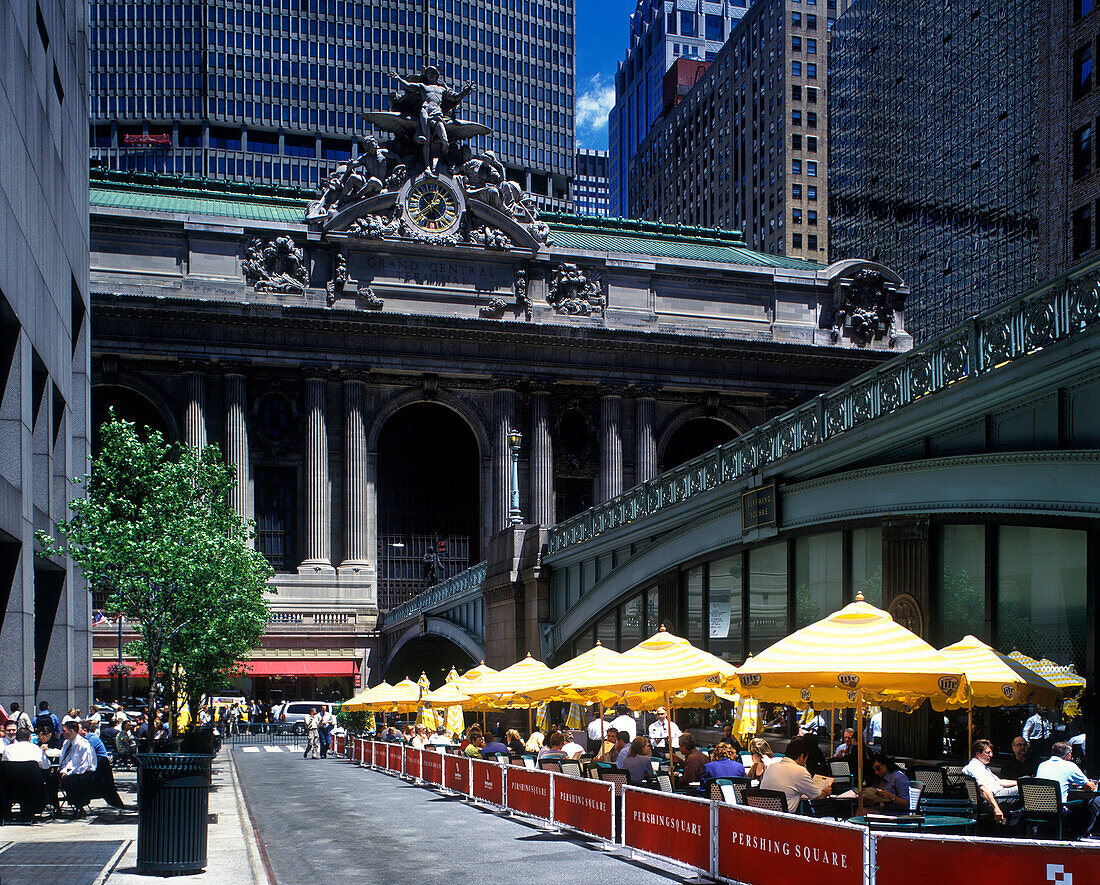 Street scene, Cafe, grand central station, Manhattan, New York, USA.