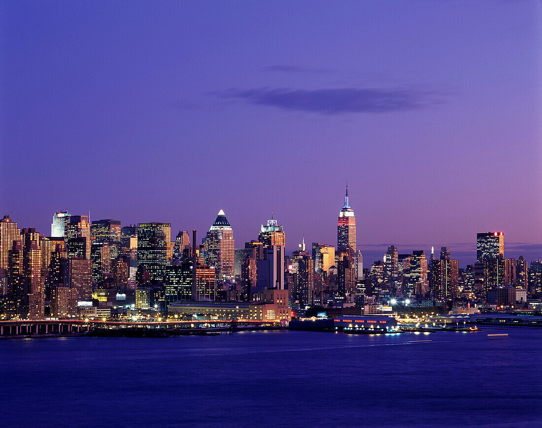 Mid-town skyline, Manhattan, New York, USA.