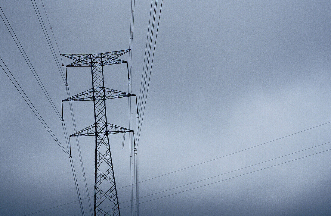  Color, Colour, Concept, Concepts, Daytime, Detail, Details, Electricity, Energy, Exterior, Gray, Grey, Height, Horizontal, Hydroelectric energy, Industrial, Industry, One, Outdoor, Outdoors, Outside, Power, Power line, Power lines, Pylon, Pylons, Skies, 