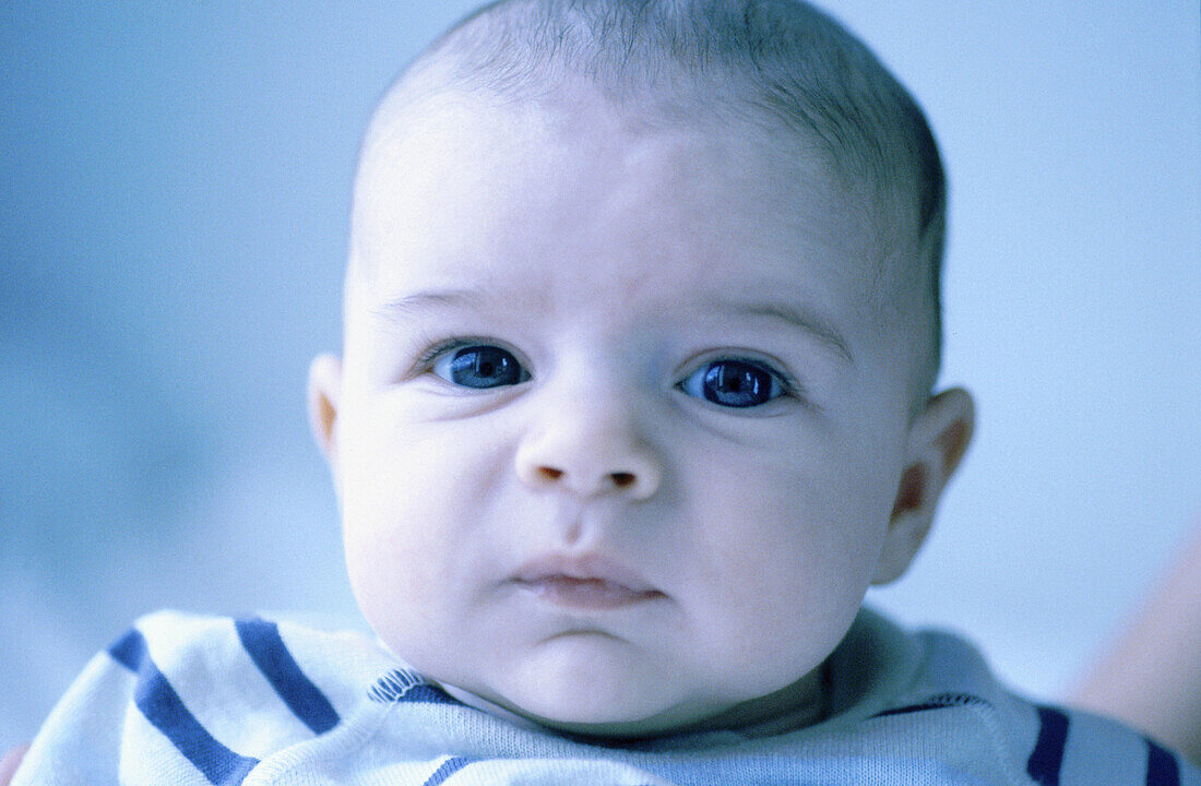  7-12 Monate, Baby, Babys, Blick Kamera, Eine Person, Eins, Farbe, Gesicht, Gesichter, Horizontal, Innen, Kindheit, Mensch, Menschen, Nahaufnahme, Nahaufnahmen, Portrait, Portraits, Porträt, Porträts, C38-208631, agefotostock 