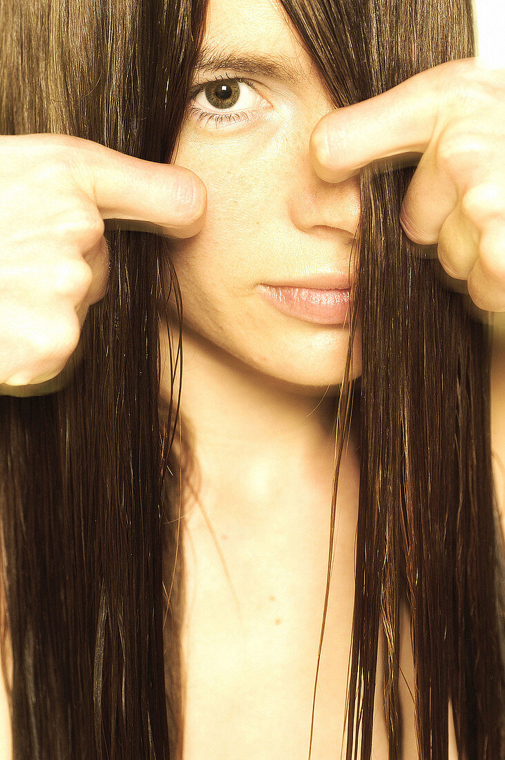 lor, Colour, Contemporary, Dark-haired, Facing camera, Female, Generation X, Gesture, Gestures, Gestu