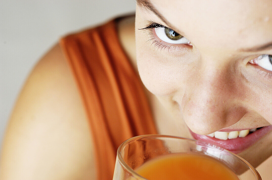 s, Beverage, Beverages, Caucasian, Caucasians, Close up, Close-up, Closeup, Color, Colour, Contemporary, Drink, Drinking, Drinks, Face, Faces, Facial expression, Facial expressions, Female, Food, Gene