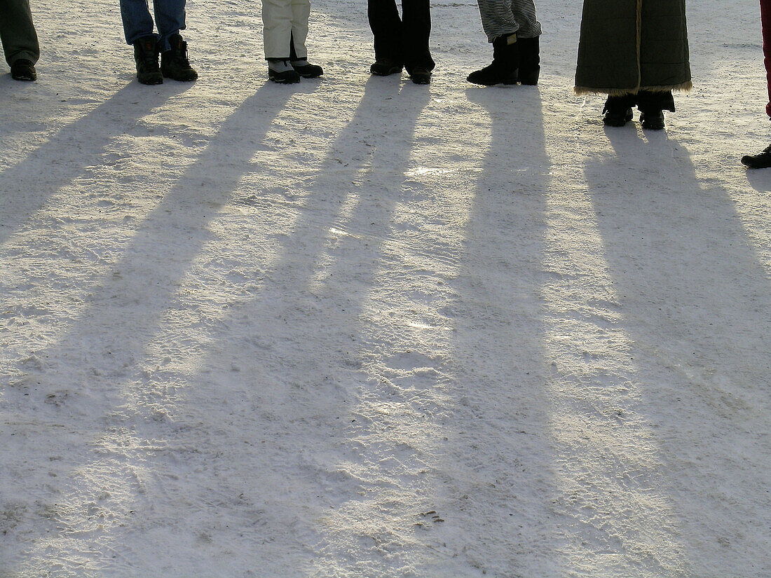  Aussen, Außen, Boden, Böden, Erwachsene, Erwachsener, Farbe, Fuß, Füsse, Horizontal, Jahreszeit, Jahreszeiten, Kalt, Kälte, Mensch, Menschen, Namenlos, Oberfläche, Oberflächen, Schatten, Schlange, Schlangen, Stehen, Stehend, Tageszeit, Verschneit, Warten