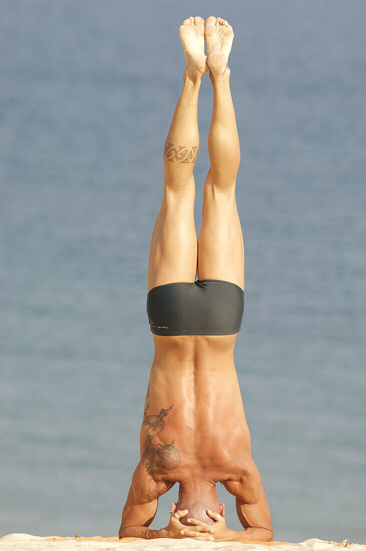  Adult, Adults, Back view, Balance, Beach, Beaches, Calisthenics, Callisthenics, Color, Colour, Concentrate, Concentrating, Concentration, Contemporary, Daytime, Equilibrium, Exercise, Exercises, Exterior, Fit, Full-body, Full-length, Handstand, Handstand
