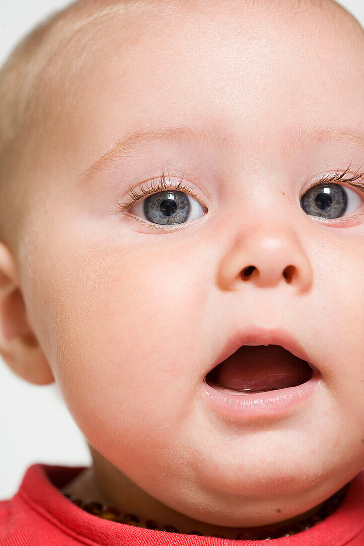  0-6 Monate, 1-6 Monate, Anerbieten, Auge weit geöffnet, Baby, Babys, Backe, begierig, Bestürzt, Bestürztung, Betrachtung, Blau gemustertes ausdrückliches, Blaue Augen, Blick Kamera, Blone, Böse, Deutlich, Eifrig, Eine Person, Eins, Expresive, Farbe, Gefe