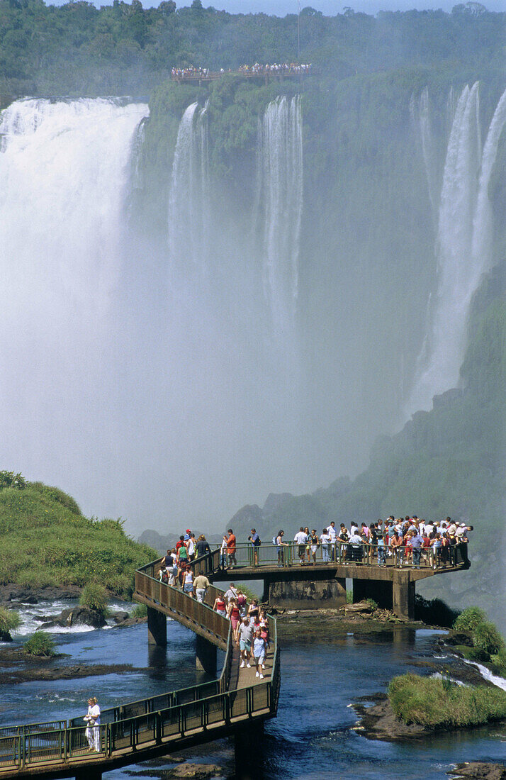 Viewpoint on the Brazilian side of the Iguazú falls. La Garganta del Diablo at the rear. Iguazú National Park. Paraná state. Brazil.