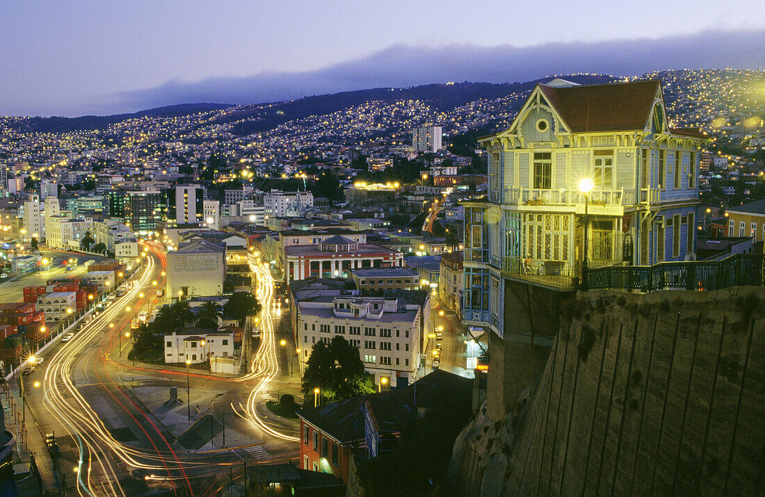 Night view from el Cerro Artillería. Valparaíso. Chile.