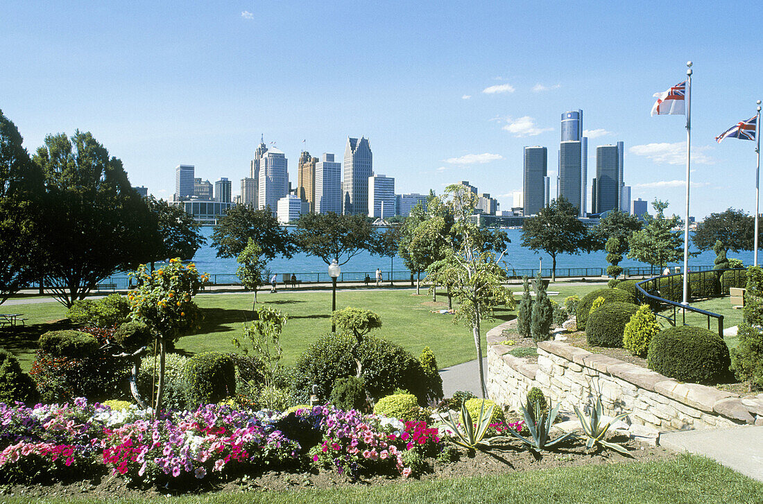 Skyline of Detroit (Michigan, USA) from Dieppe Gardens. Windsor. Ontario, Canada