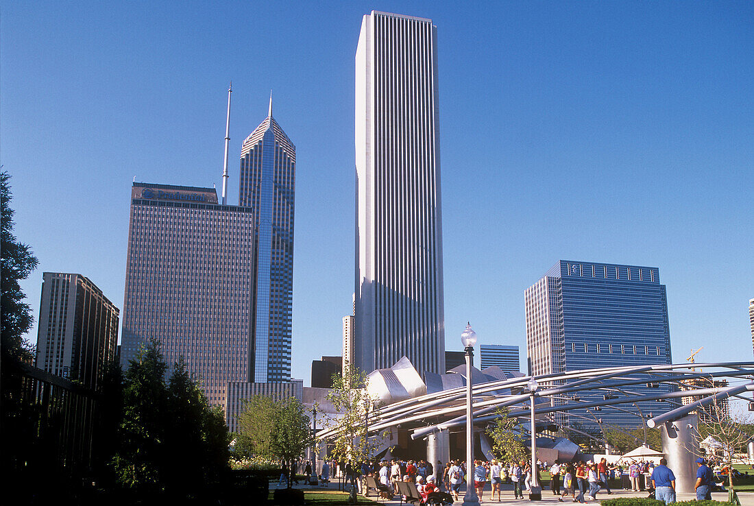 Pritzker Pavilion. Millenium Park and downtown skyline. Chicago. Illinois. USA.