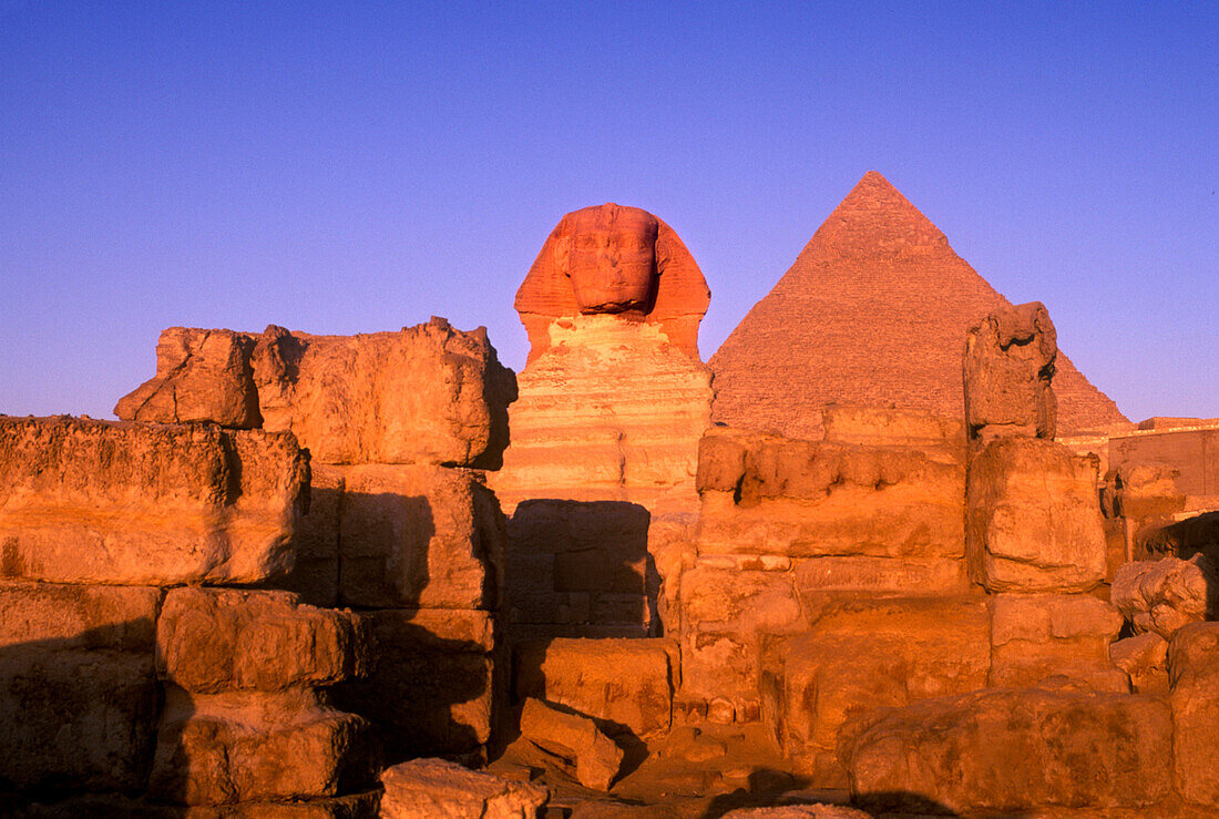 Sphinx & chephren pyramid, giza ruins, Cairo, Egypt.