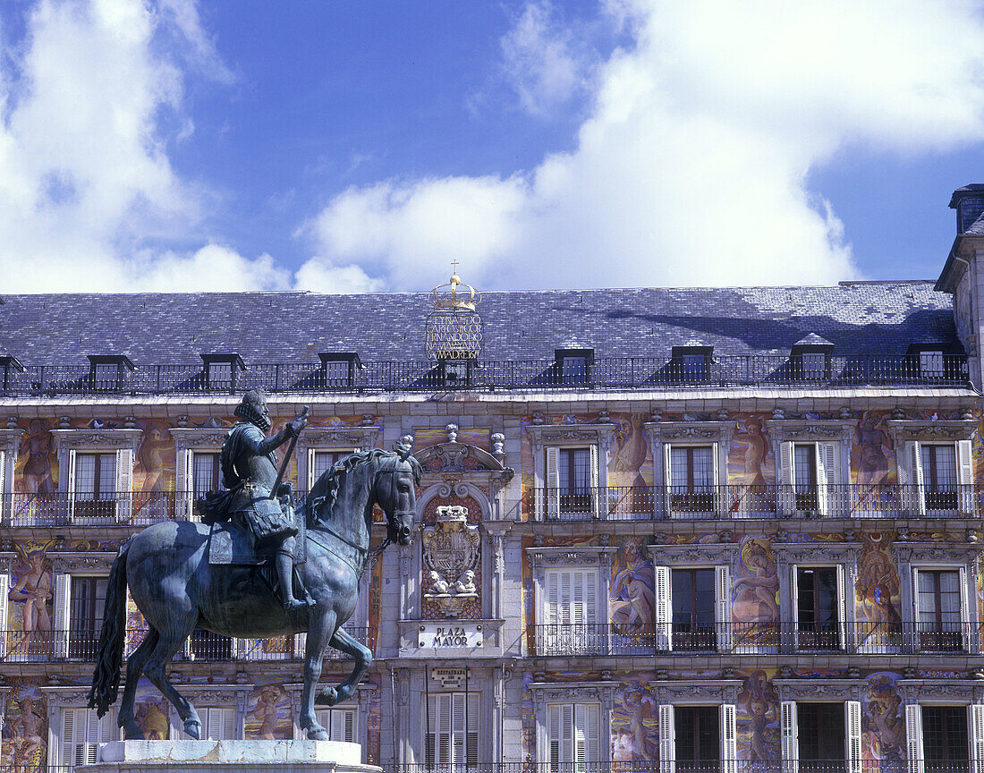 Felipe iii & casa de la panaderia, Plaza mayor, Madrid, Spain.